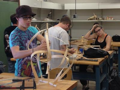 AACC艺术学院的学生使用木材.
