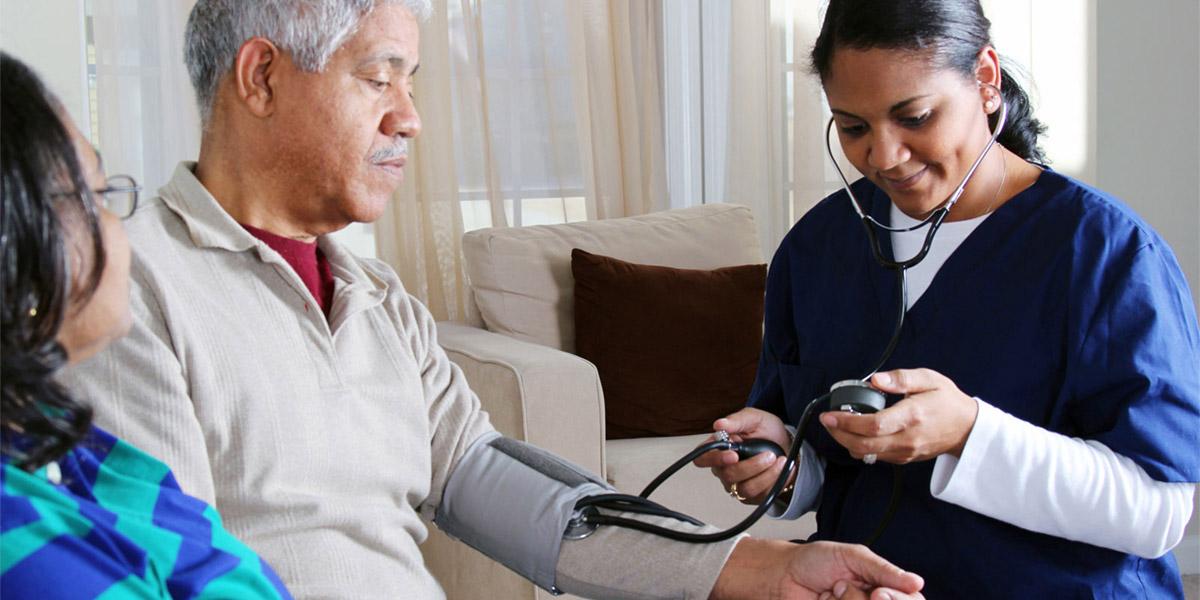 健康专家给老年人量血压.