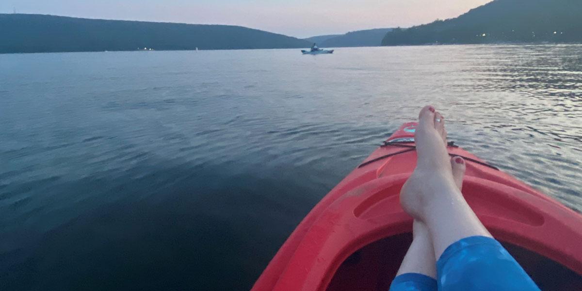 布兰迪·谢泼德在湖上划着皮艇的照片.